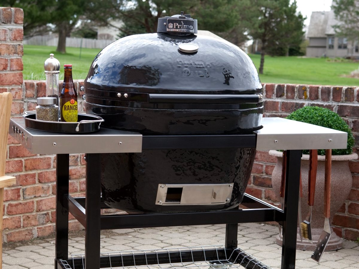 Een keramische Primo-grill op onderstel