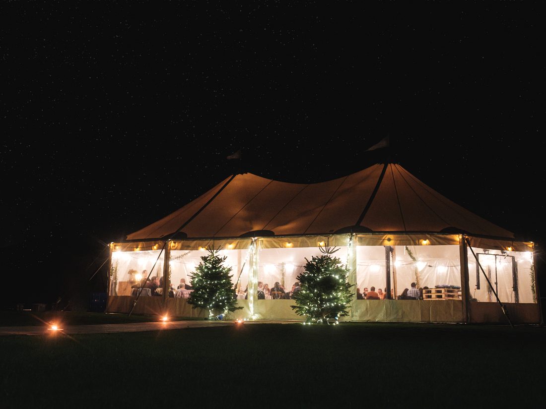 De verlichte tent bij nacht tijdens een event