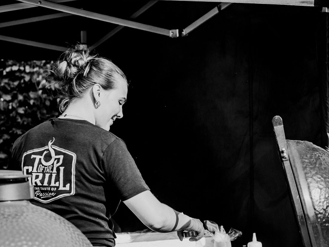 Werken aan de keramische grill tijdens de service