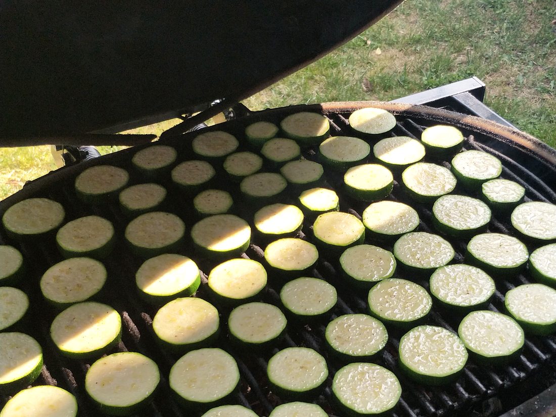 Courgette op het rooster van de grill