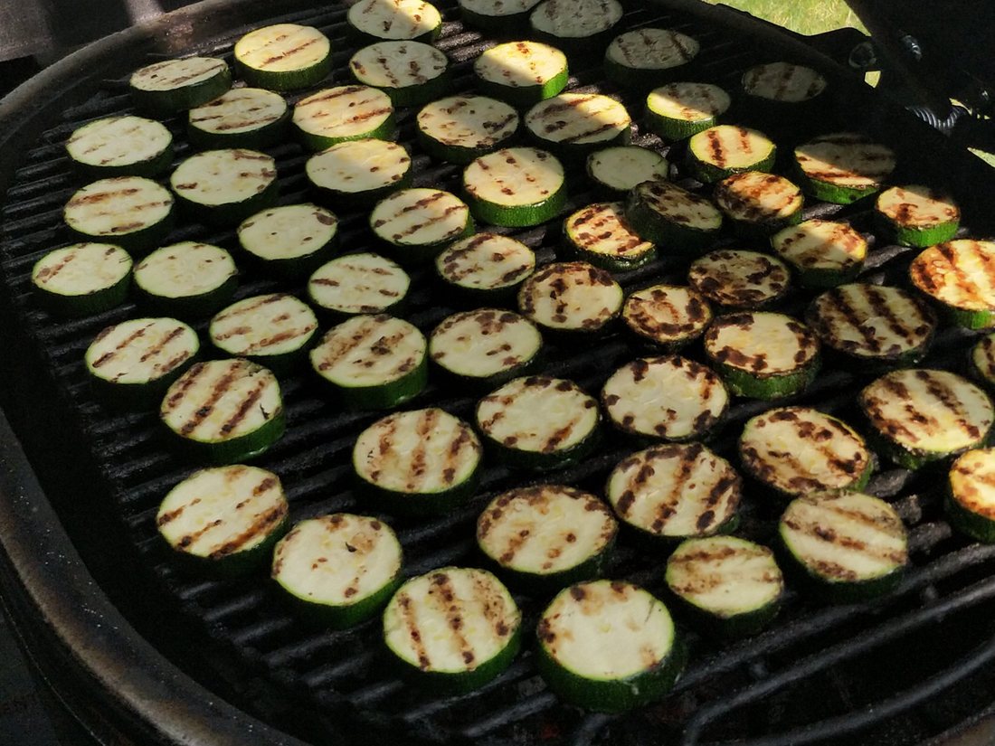 Gegrilde courgette op het rooster van de grill