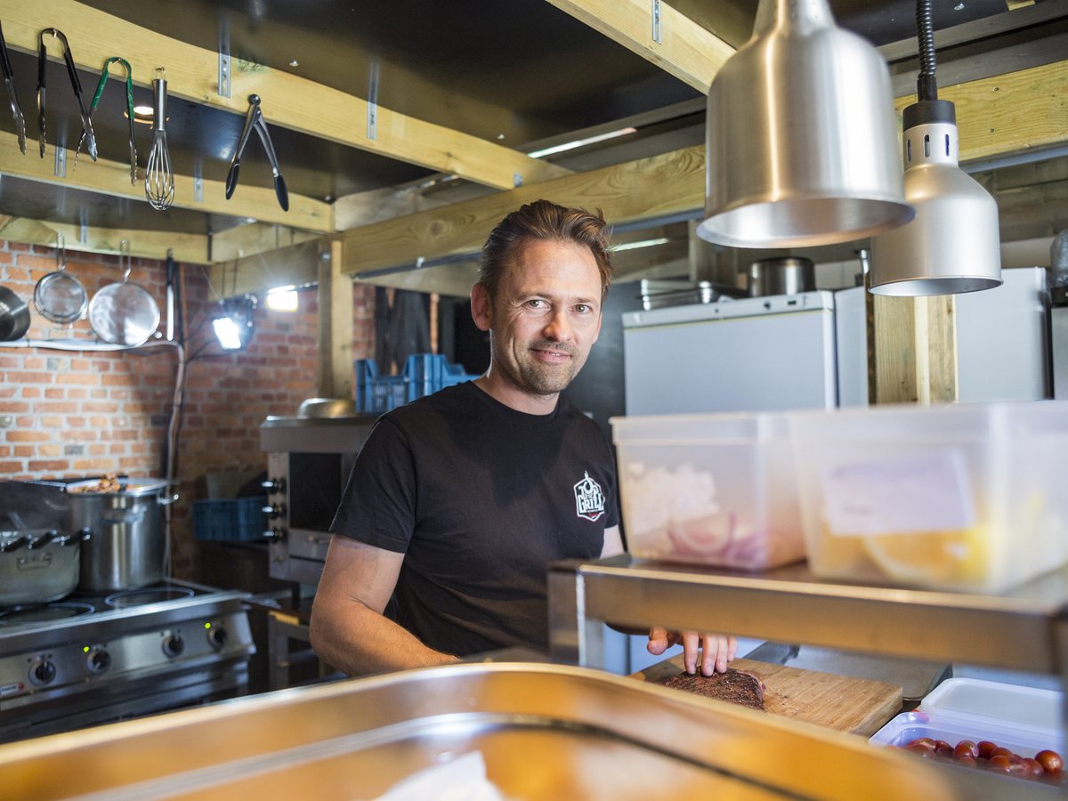 Dirk aan het werk in het kookatelier, tussen de pannen
